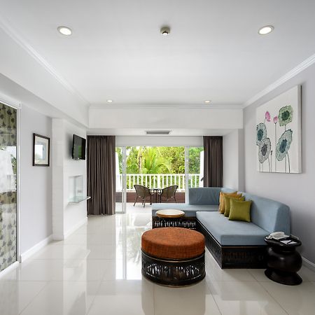 Thavorn Palm Beach Resort Phuket Karon Esterno foto Living room of a suite at the hotel