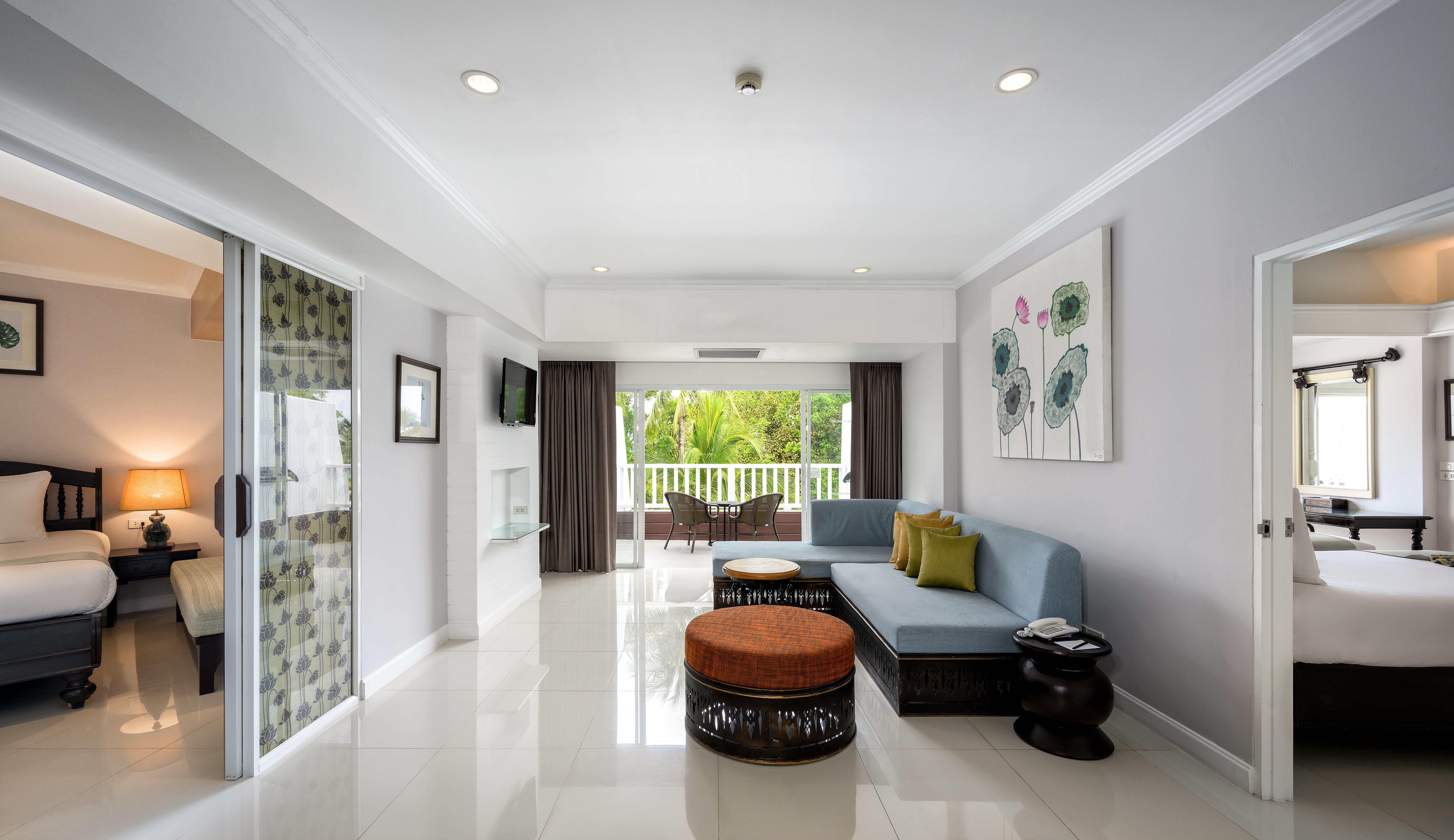 Thavorn Palm Beach Resort Phuket Karon Esterno foto Living room of a suite at the hotel