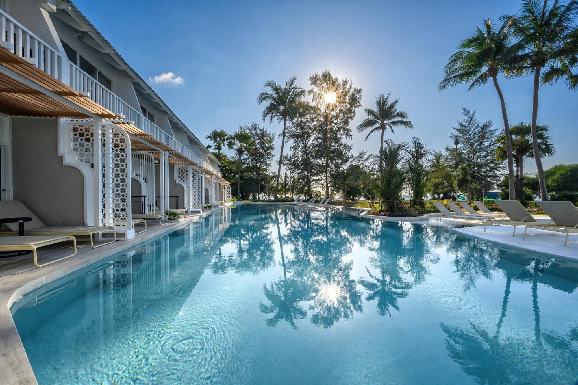 Thavorn Palm Beach Resort Phuket Karon Esterno foto The swimming pool at the hotel