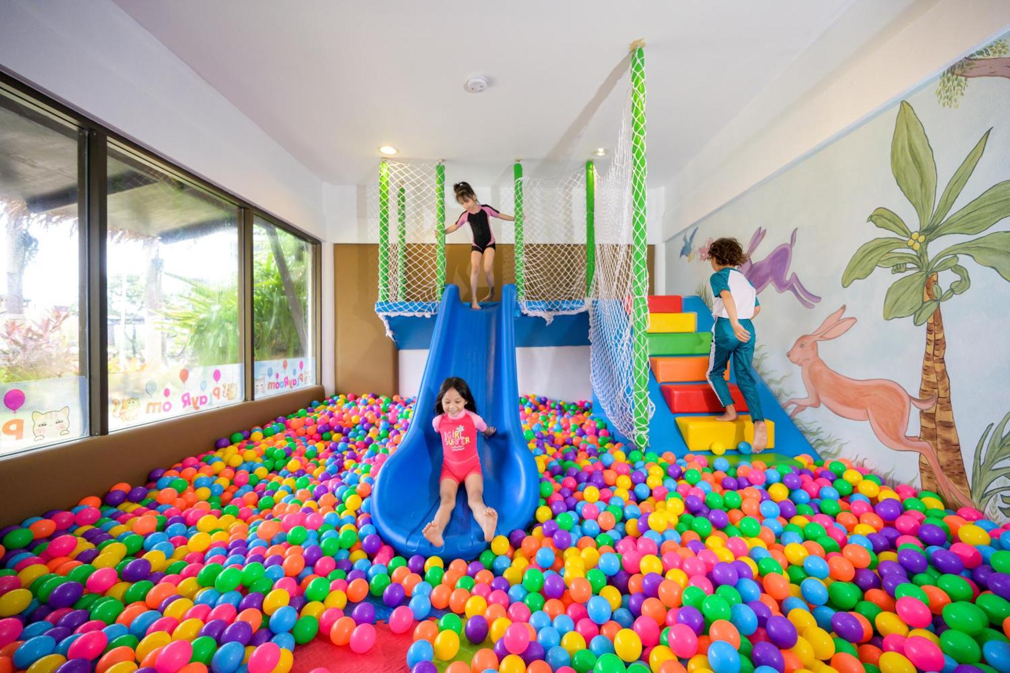 Thavorn Palm Beach Resort Phuket Karon Esterno foto A ball pit at a hotel in Thailand