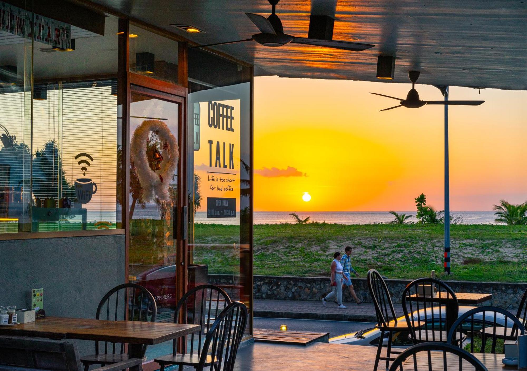 Thavorn Palm Beach Resort Phuket Karon Esterno foto Sunset at the Coffee Talk