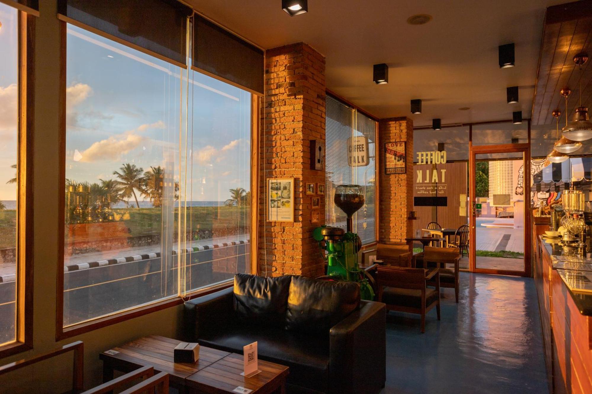 Thavorn Palm Beach Resort Phuket Karon Esterno foto Interior of a typical café