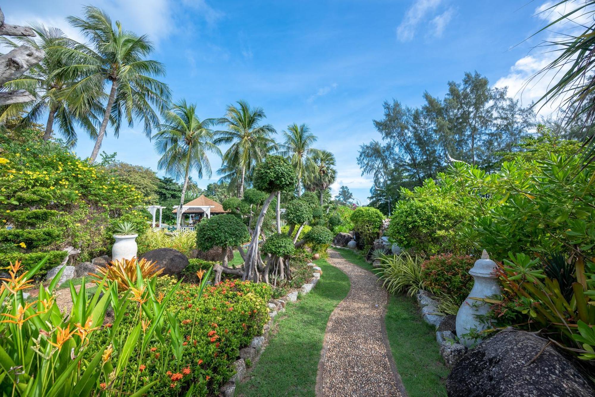 Thavorn Palm Beach Resort Phuket Karon Esterno foto The path leading to the temple
