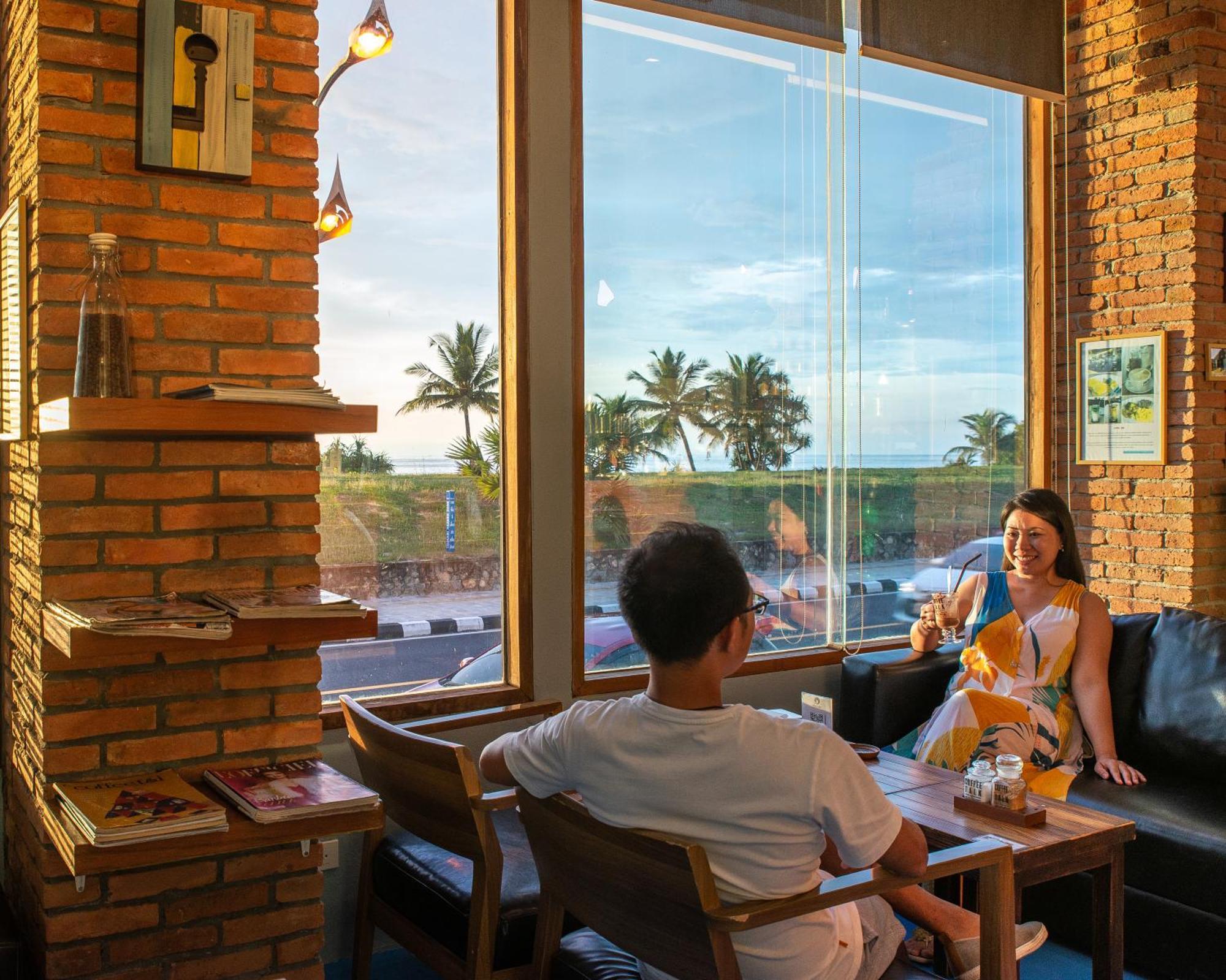 Thavorn Palm Beach Resort Phuket Karon Esterno foto A coffee shop in Pattaya