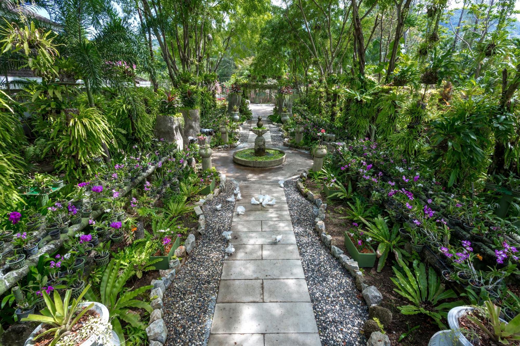 Thavorn Palm Beach Resort Phuket Karon Esterno foto The path to the temple
