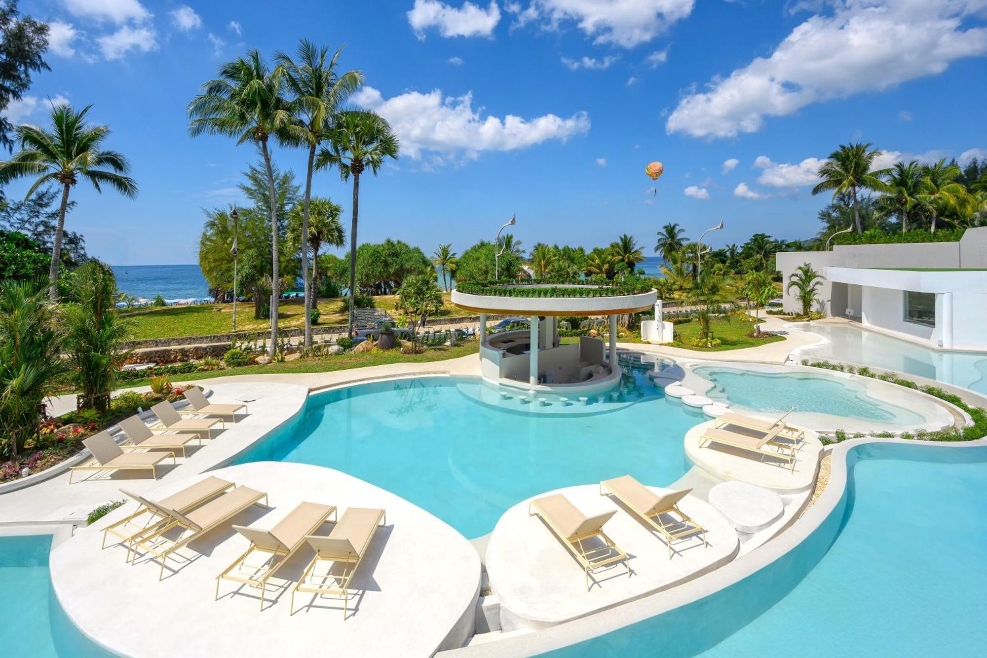 Thavorn Palm Beach Resort Phuket Karon Esterno foto The swimming pool at the resort
