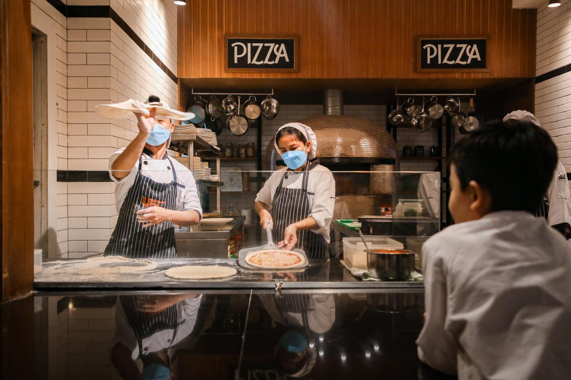 Thavorn Palm Beach Resort Phuket Karon Esterno foto Pizza being prepared at a restaurant in Singapore