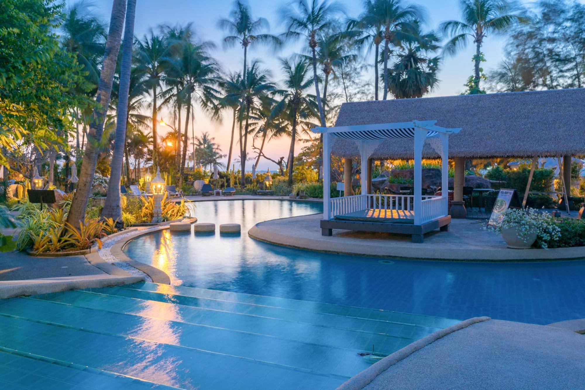 Thavorn Palm Beach Resort Phuket Karon Esterno foto The pool at the Sheraton Resort Fiji