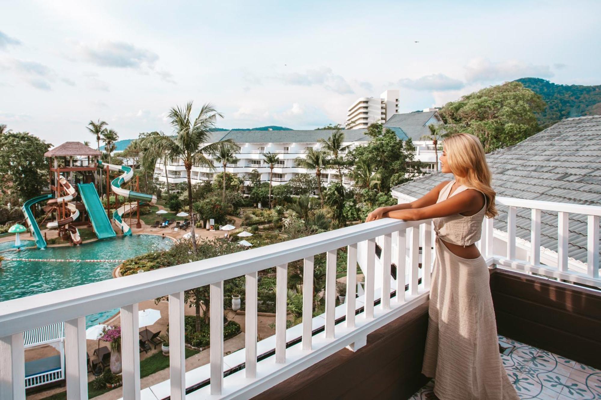 Thavorn Palm Beach Resort Phuket Karon Esterno foto A woman on a balcony