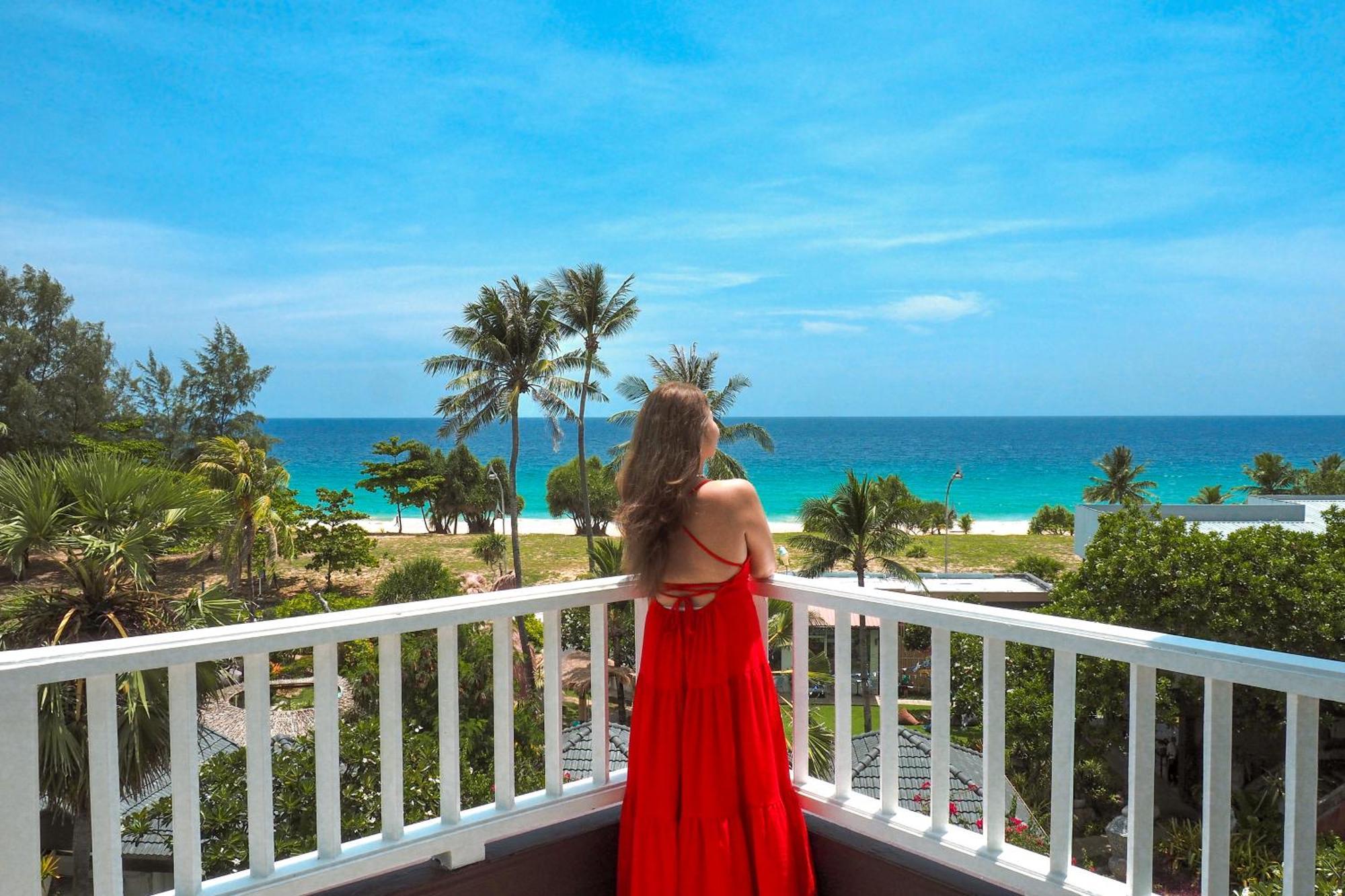 Thavorn Palm Beach Resort Phuket Karon Esterno foto A view of the beach from the hotel