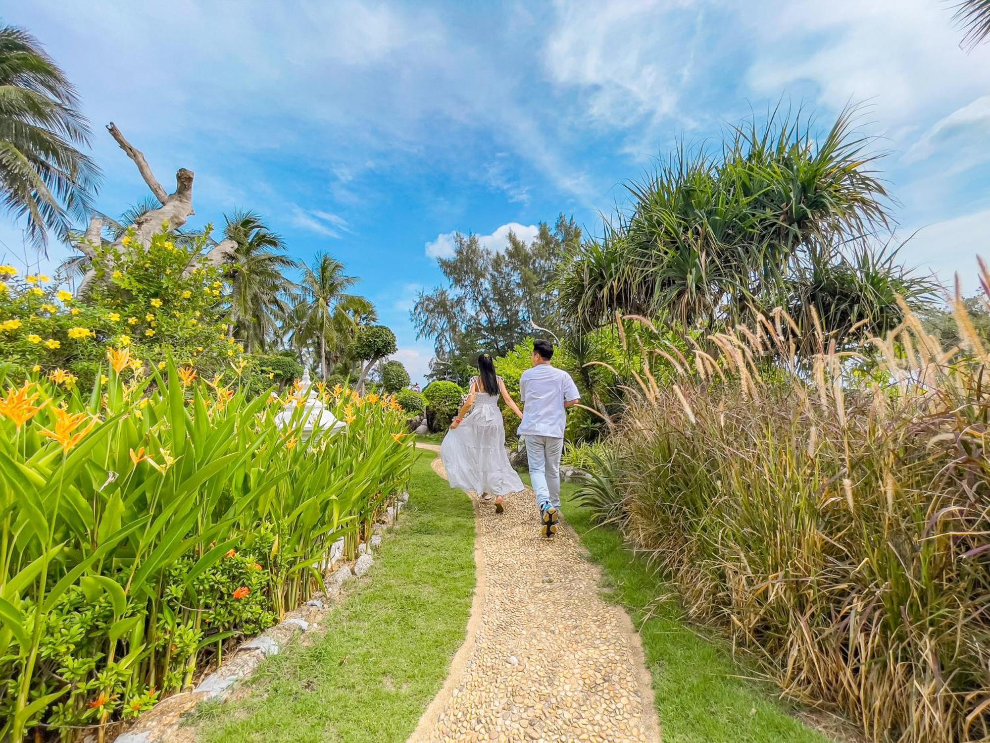 Thavorn Palm Beach Resort Phuket Karon Esterno foto A path in the garden