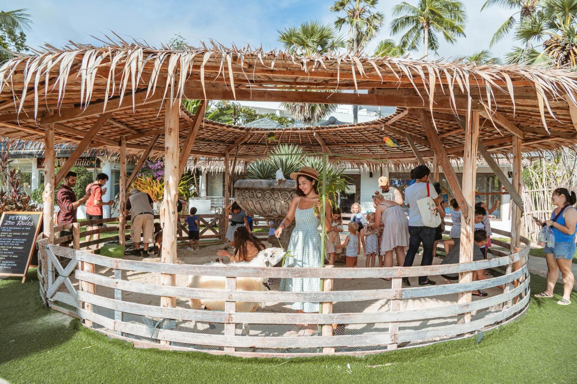 Thavorn Palm Beach Resort Phuket Karon Esterno foto The beach club at the InterContinental Chania