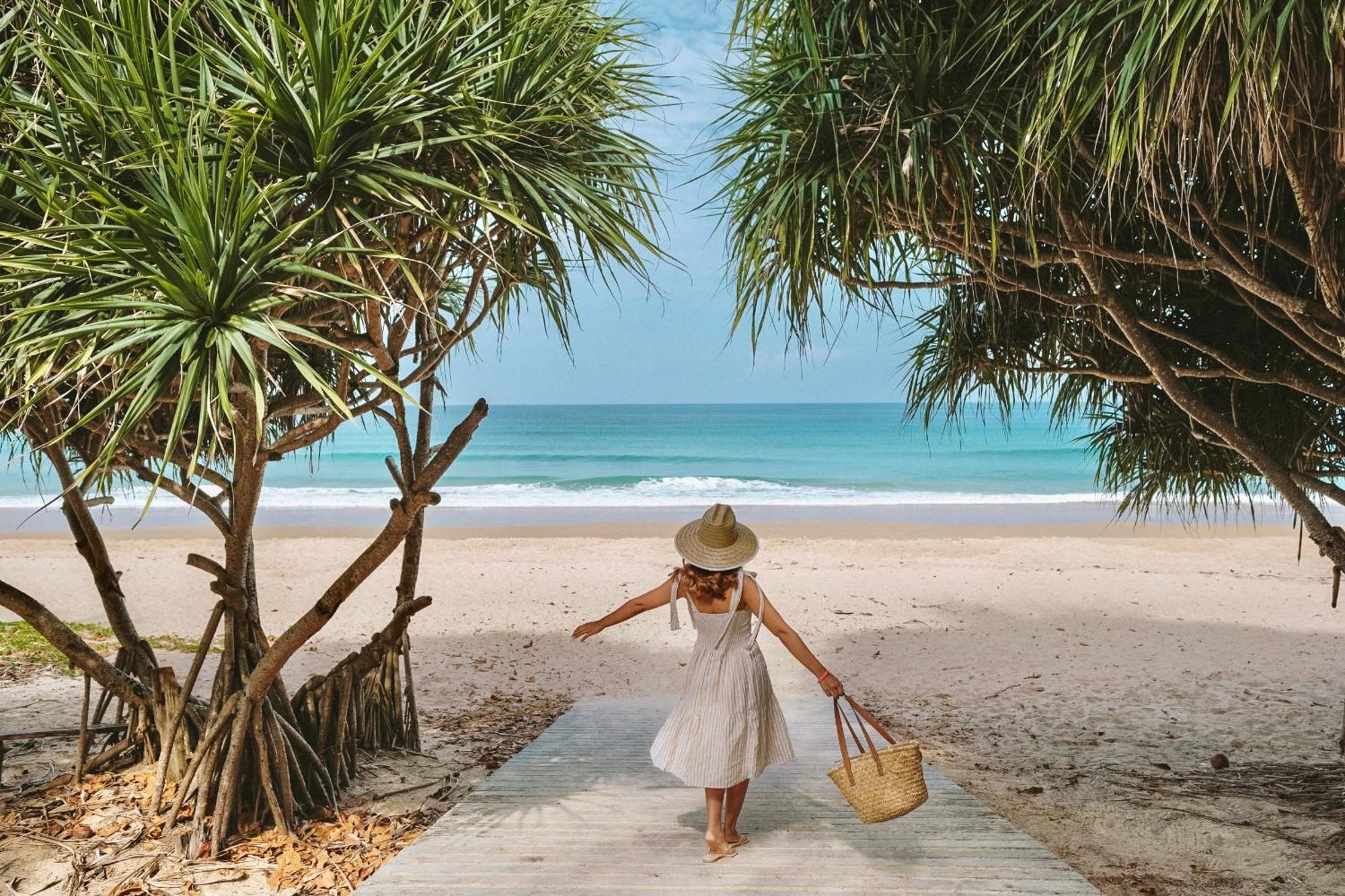 Thavorn Palm Beach Resort Phuket Karon Esterno foto A woman walking on a beach