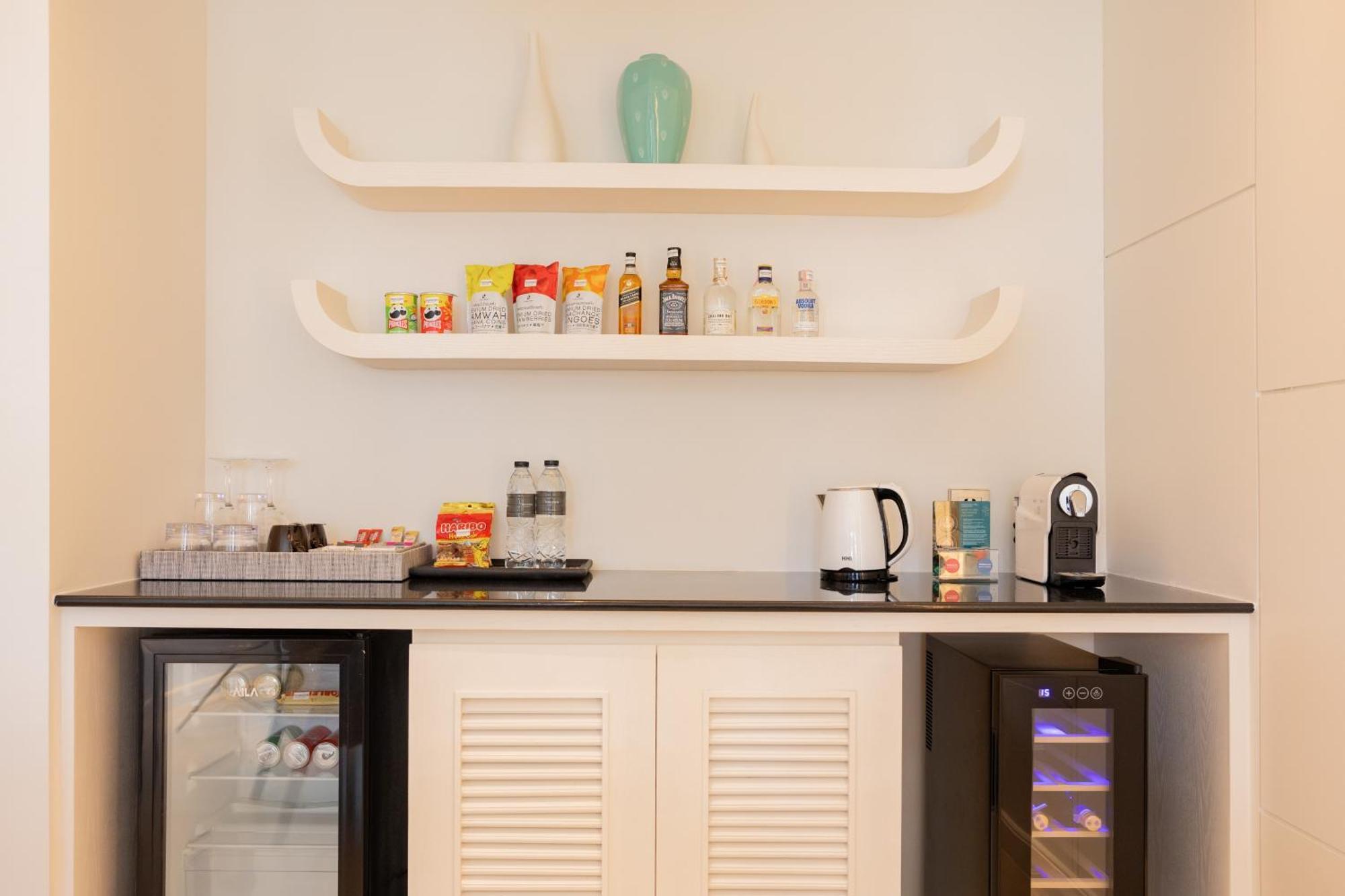 Thavorn Palm Beach Resort Phuket Karon Esterno foto A wet bar in a hotel room