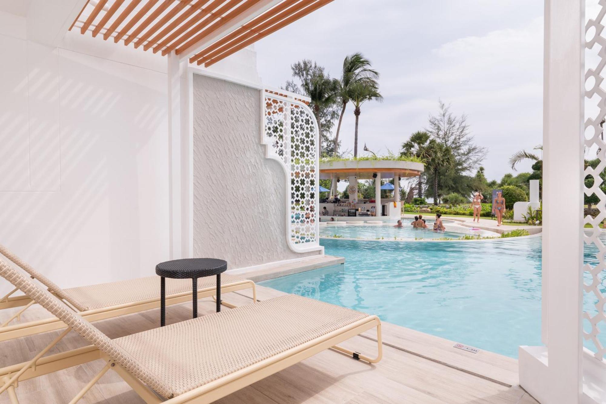 Thavorn Palm Beach Resort Phuket Karon Esterno foto A swim-out room at Hard Rock Hotel & Casino Punta Cana