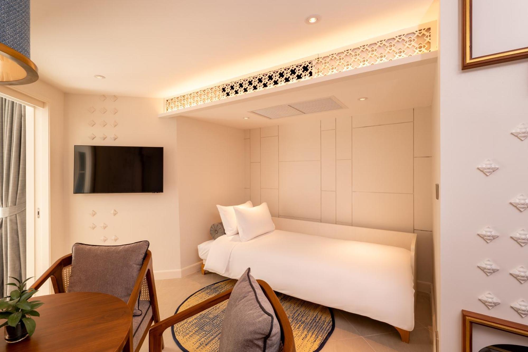 Thavorn Palm Beach Resort Phuket Karon Esterno foto A room at the hotel