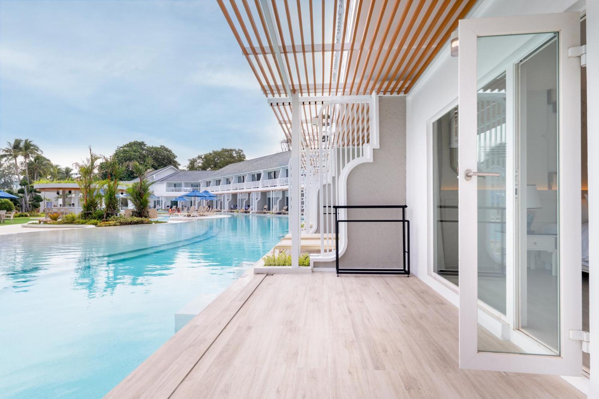 Thavorn Palm Beach Resort Phuket Karon Esterno foto The swimming pool at the hotel