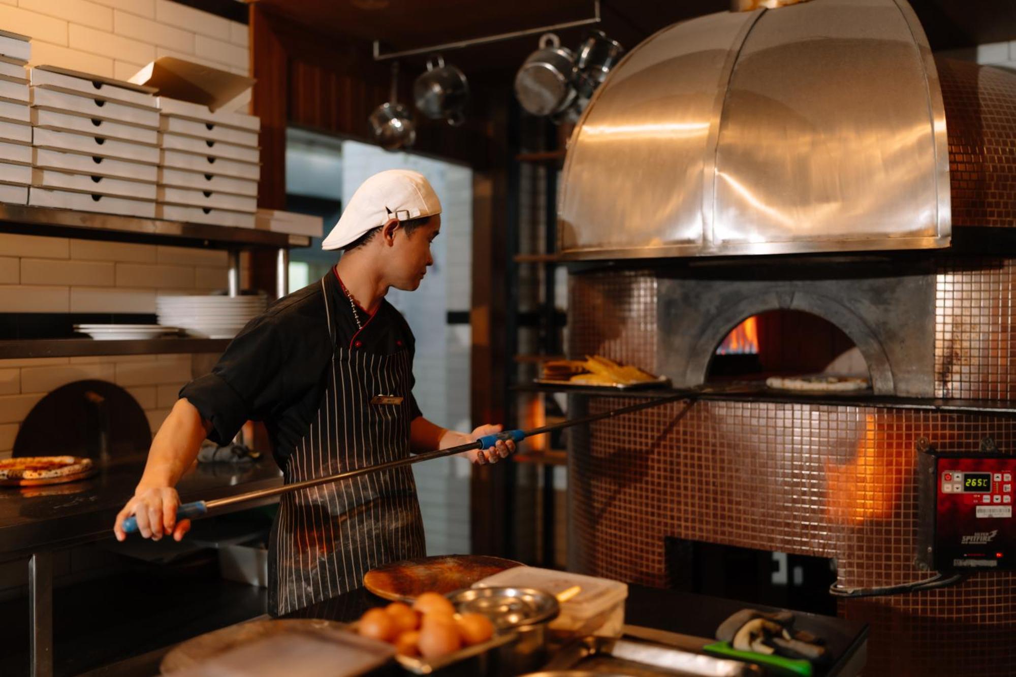 Thavorn Palm Beach Resort Phuket Karon Esterno foto A pizzaiolo in action